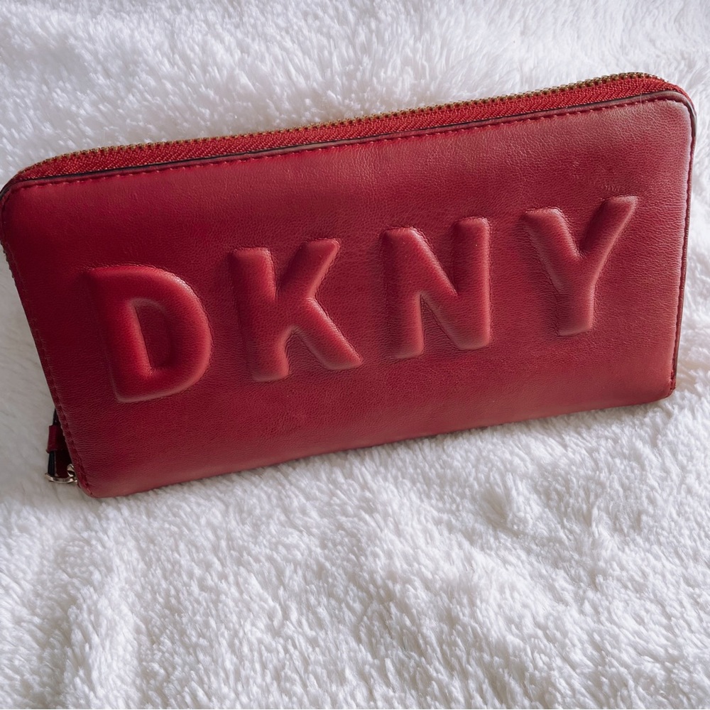 DKNY Womens zip wallet